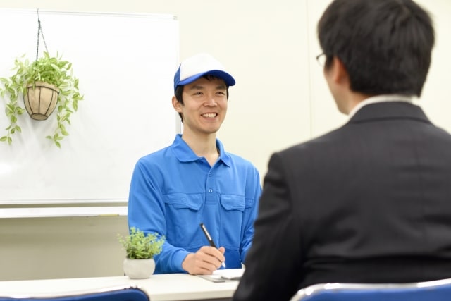 指を指して確認をしている男性のイメージ