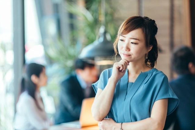 考え込む女性のイメージ