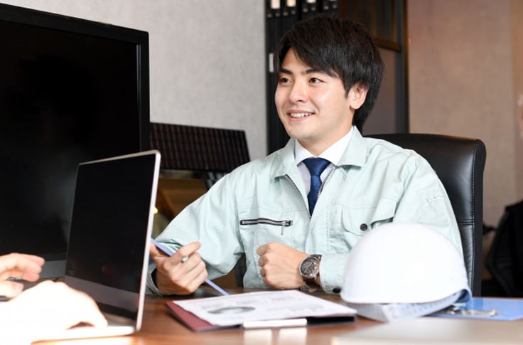 作業服を着て面接を行う男性