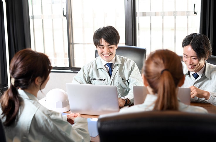 作業服の男女が打ち合わせをしているイメージ